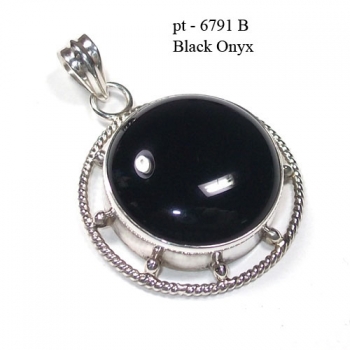 Pure silver round stone black color high fashion casual wear pendant 